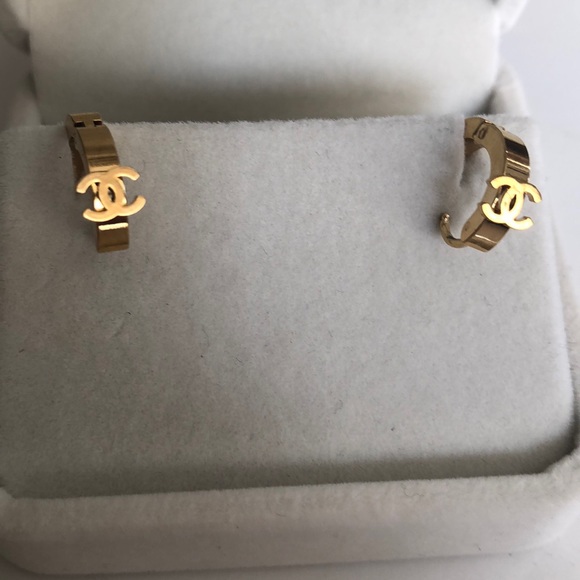 Jewelry - NWT Gold Studs Earrings